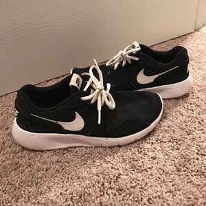 NIKE women's size 8 Kaishi shoes Black and White