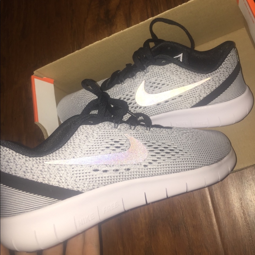 (NEW) NIKE FREE RUNS