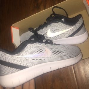 (NEW) NIKE FREE RUNS