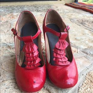 Steve Madden retro style ruffled heel.