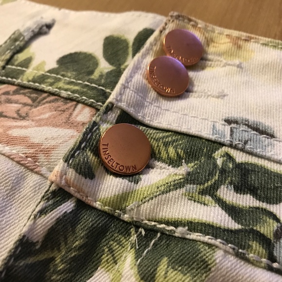 High-waisted shorts- NEVER WORN - Picture 4 of 8