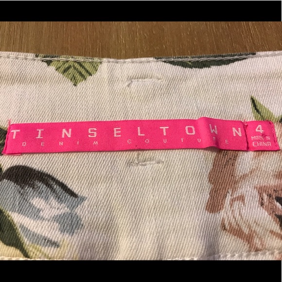 High-waisted shorts- NEVER WORN - Picture 5 of 8