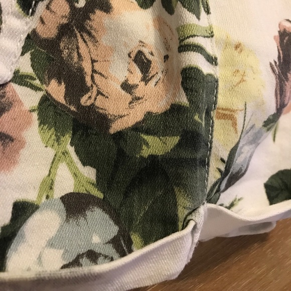 High-waisted shorts- NEVER WORN - Picture 7 of 8