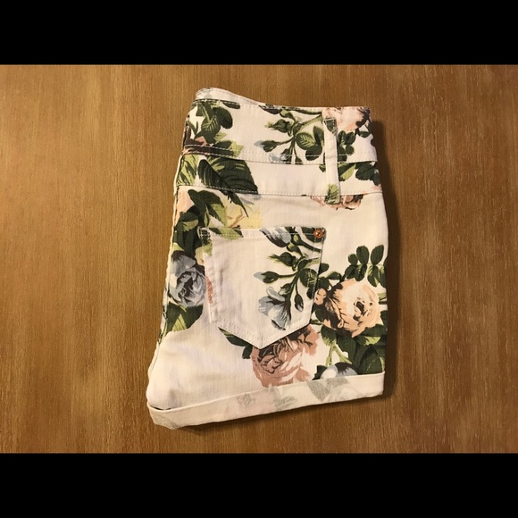 High-waisted shorts- NEVER WORN - Picture 3 of 8