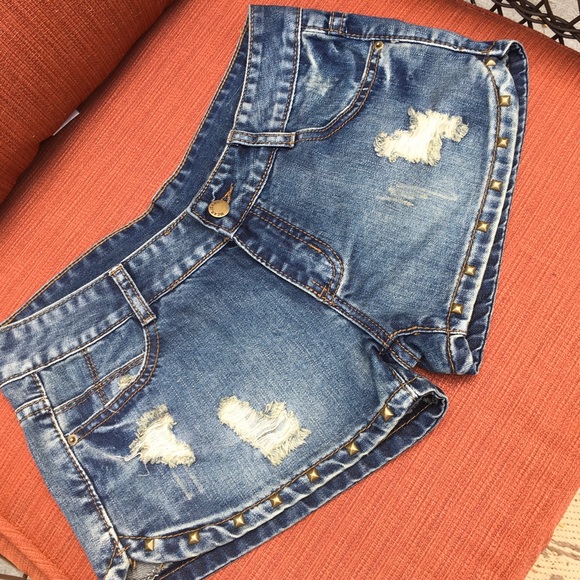 JEAN SHORT -BRASS STONES DISTRESSED 1 left - Picture 2 of 8