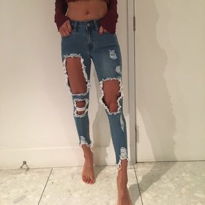 NWOT DENIM FITTED SHREDDED JEANS