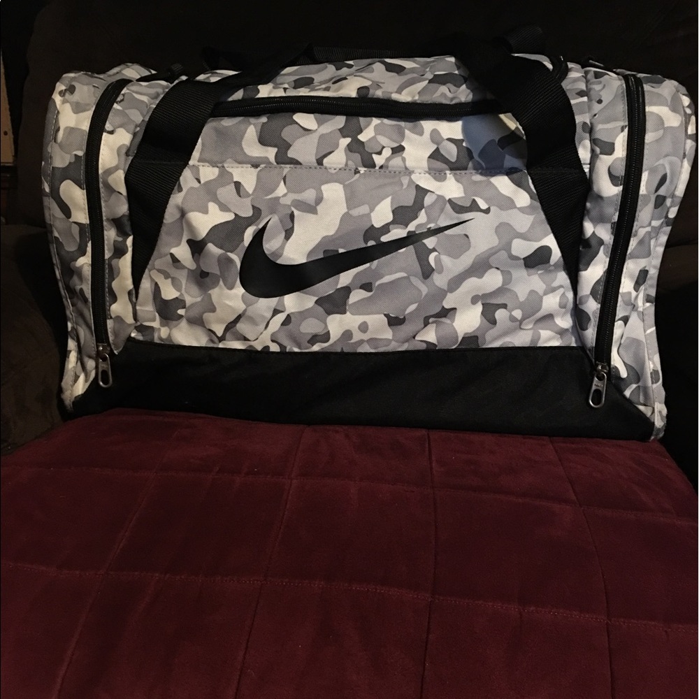 NIKE USED DUFFLE BAG /NIKE GYM BAG /NIKE BACKPACK