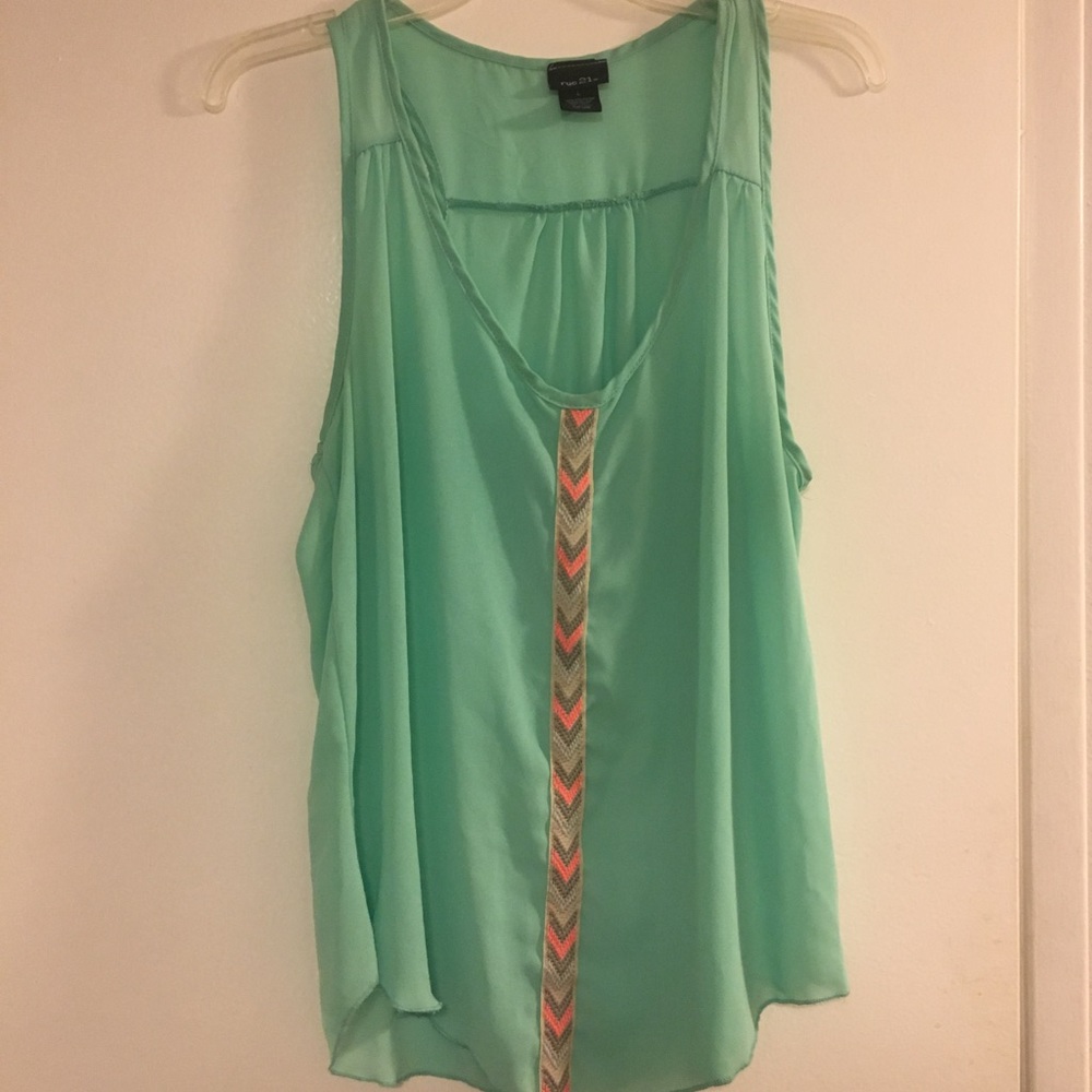 Seafoam tank with detail