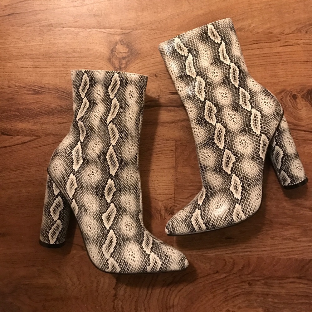 NEW!! Snake skin boots🔥