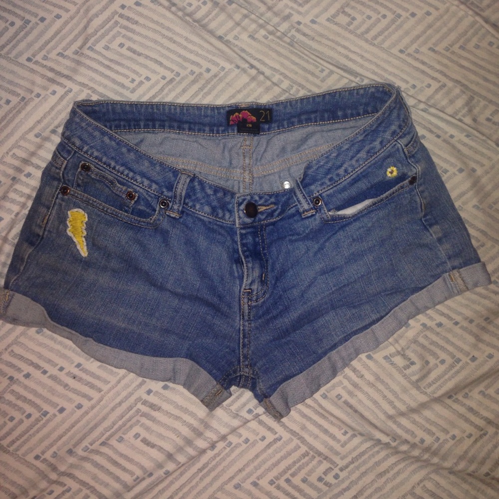 Denim shorts with small embroideries 🌼⚡️