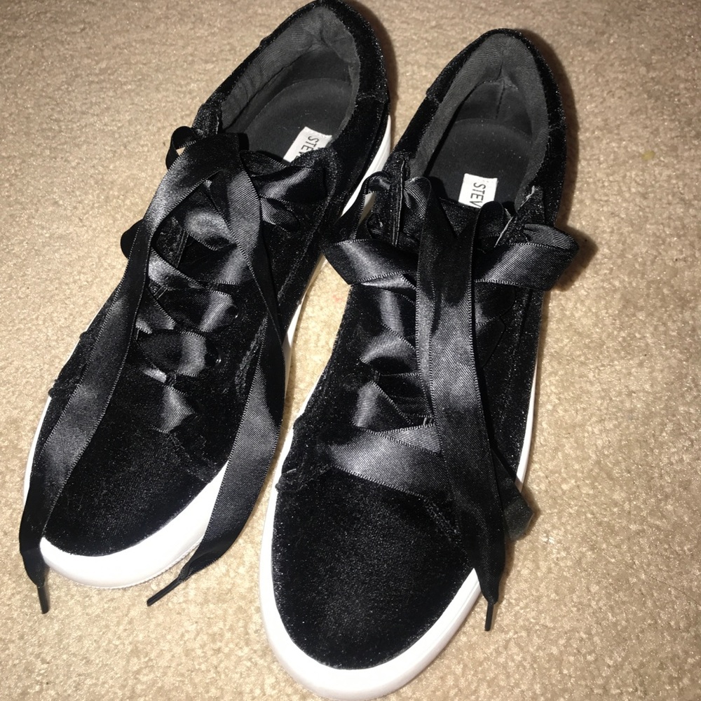 Steve Madden black suede like sneakers