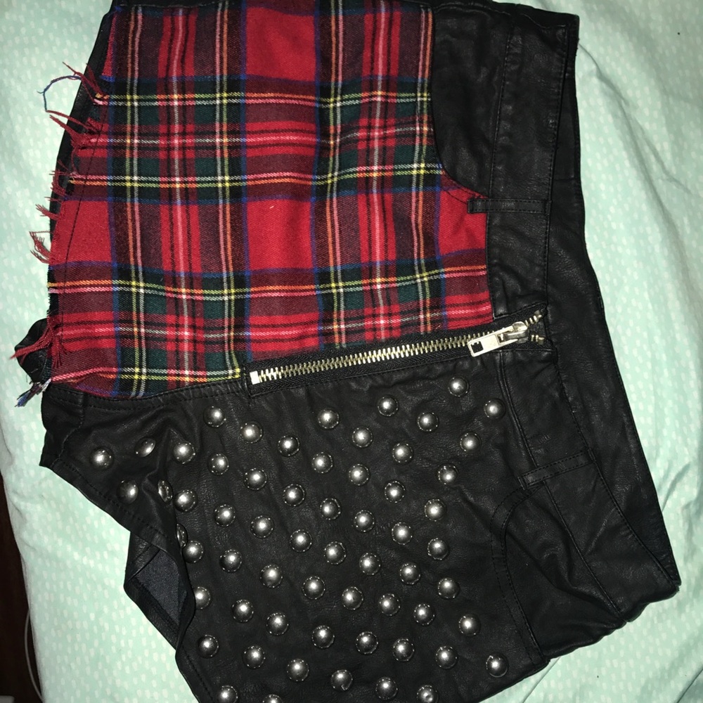 UNIF Leather Plad shorts ❤️