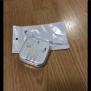 1x Apple Earphone & 1x Iphone Adapter