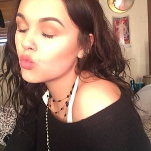 Meet your Posher, Maya