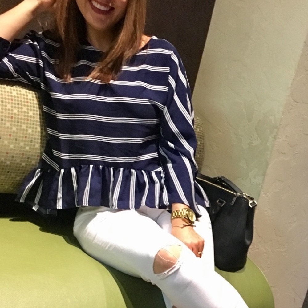 Elegante top azul con rallas blancas