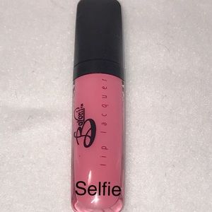 Lip lacquer
