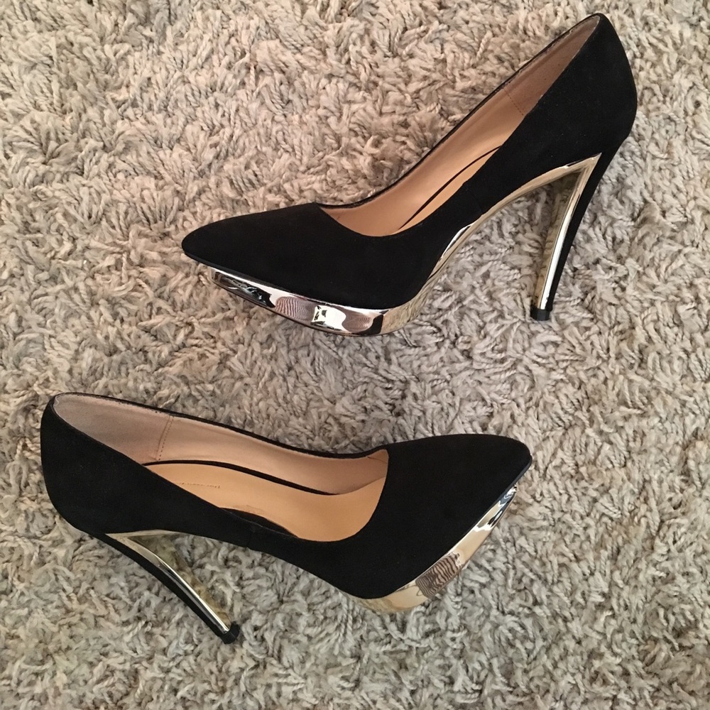 Zara basic Black bumps with gold accent