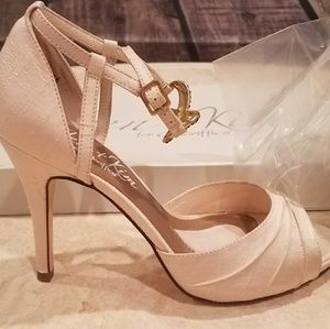 Jen & Kim Creme Closed Back Platform Sandal NIB