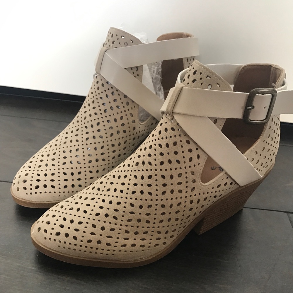 Super cute tan bootie