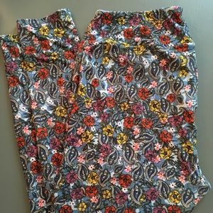 Floral LULAROE TC leggings.