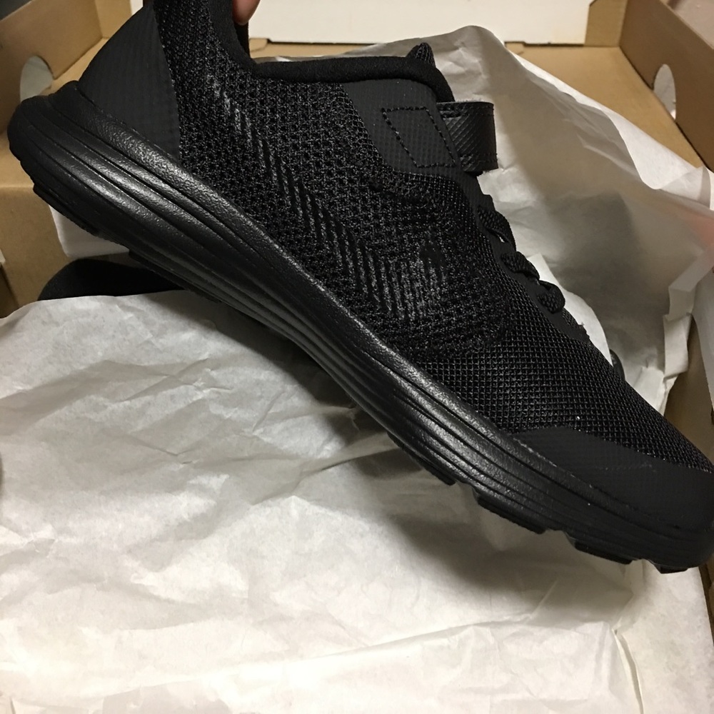 Boy Nike revolution 3