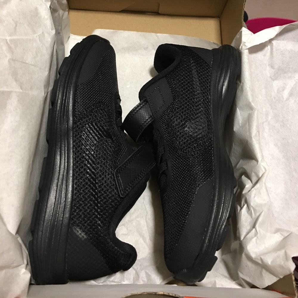 Boy Nike revolution 3