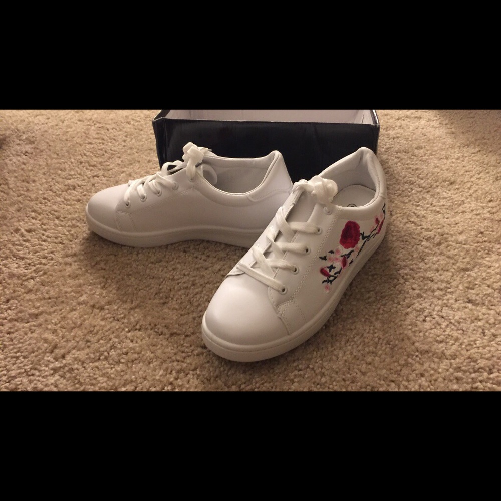 White low top floral embroidery sneakers