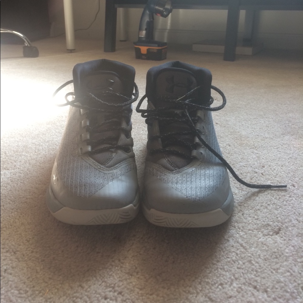 Curry 3 grey