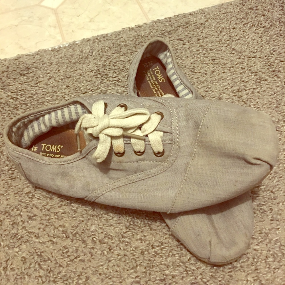 Grey material. Toms size 10 women's.