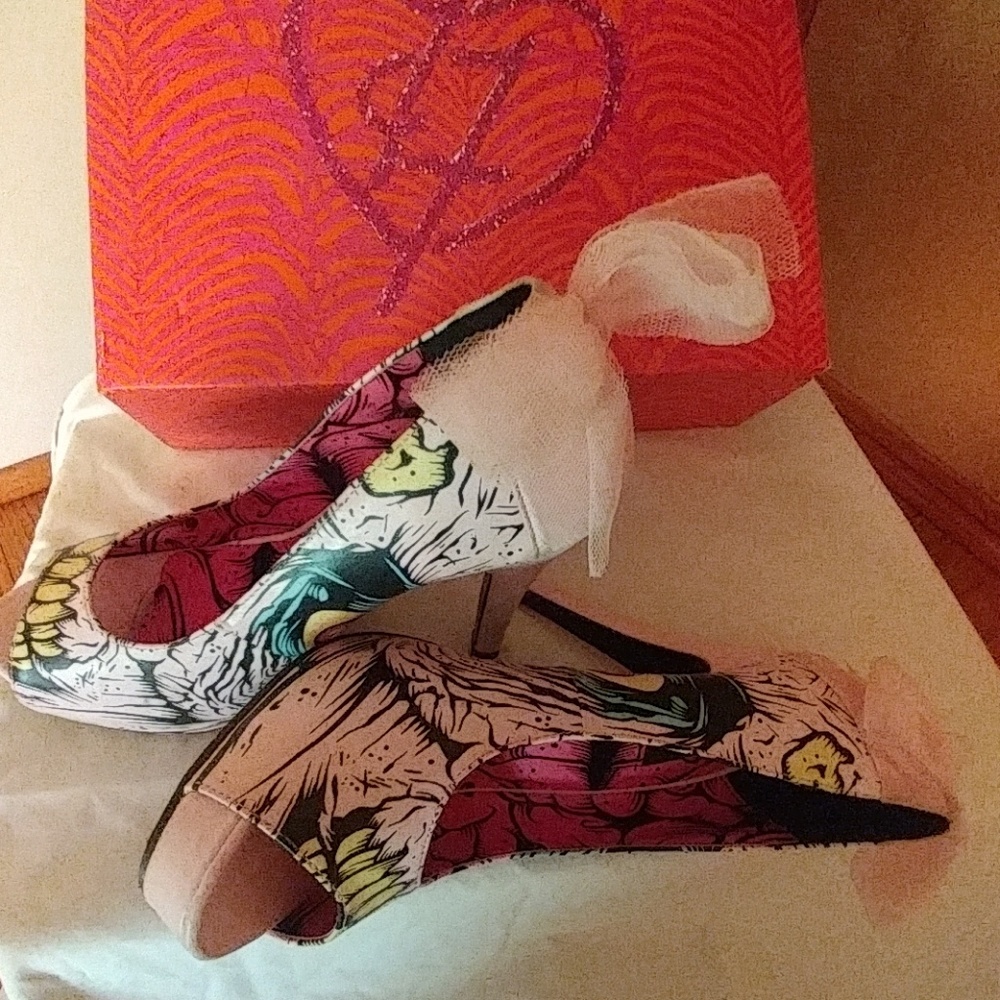 Slightly worn Iron Fist Golddigger size 8
