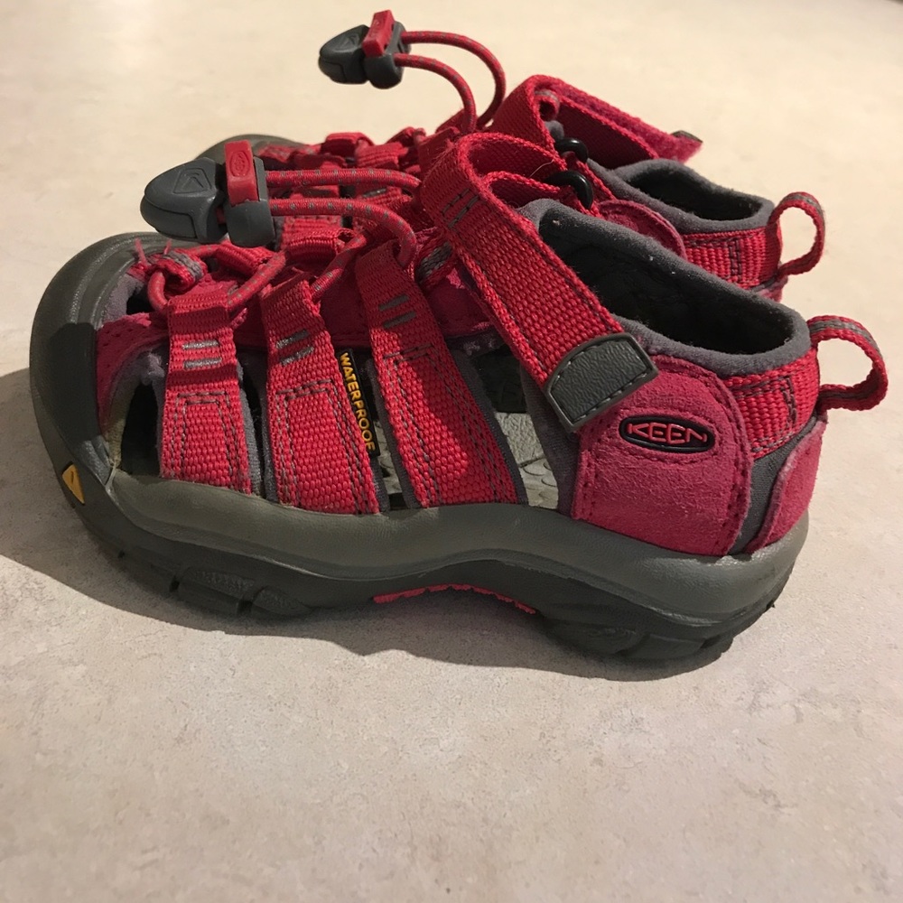 Little girls Keen waterproof shoes
