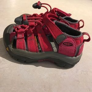 Little girls Keen waterproof shoes