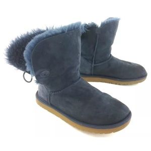 Uggs navy blue, awesome condition.