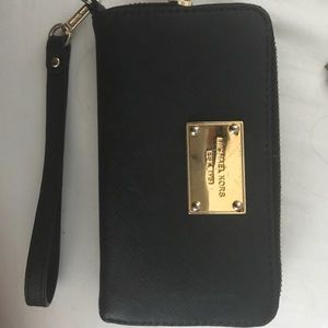 Michael kors wristlet ACCEPTING OFFERS