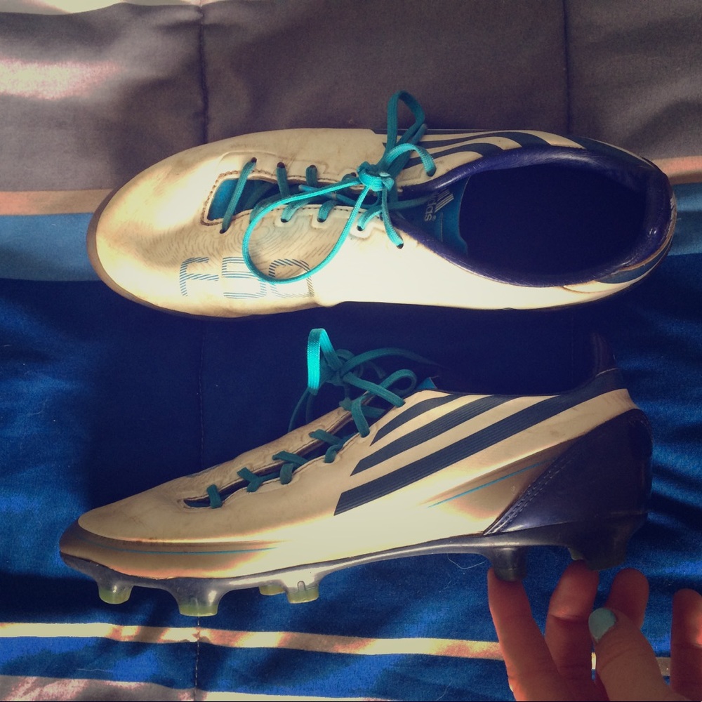 Soccer shoes