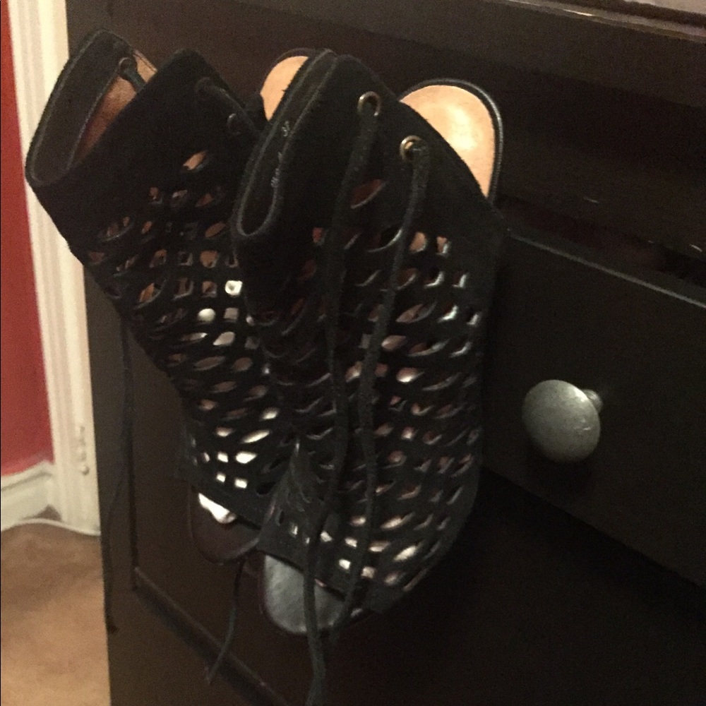 Authentic joie lace in the back heels