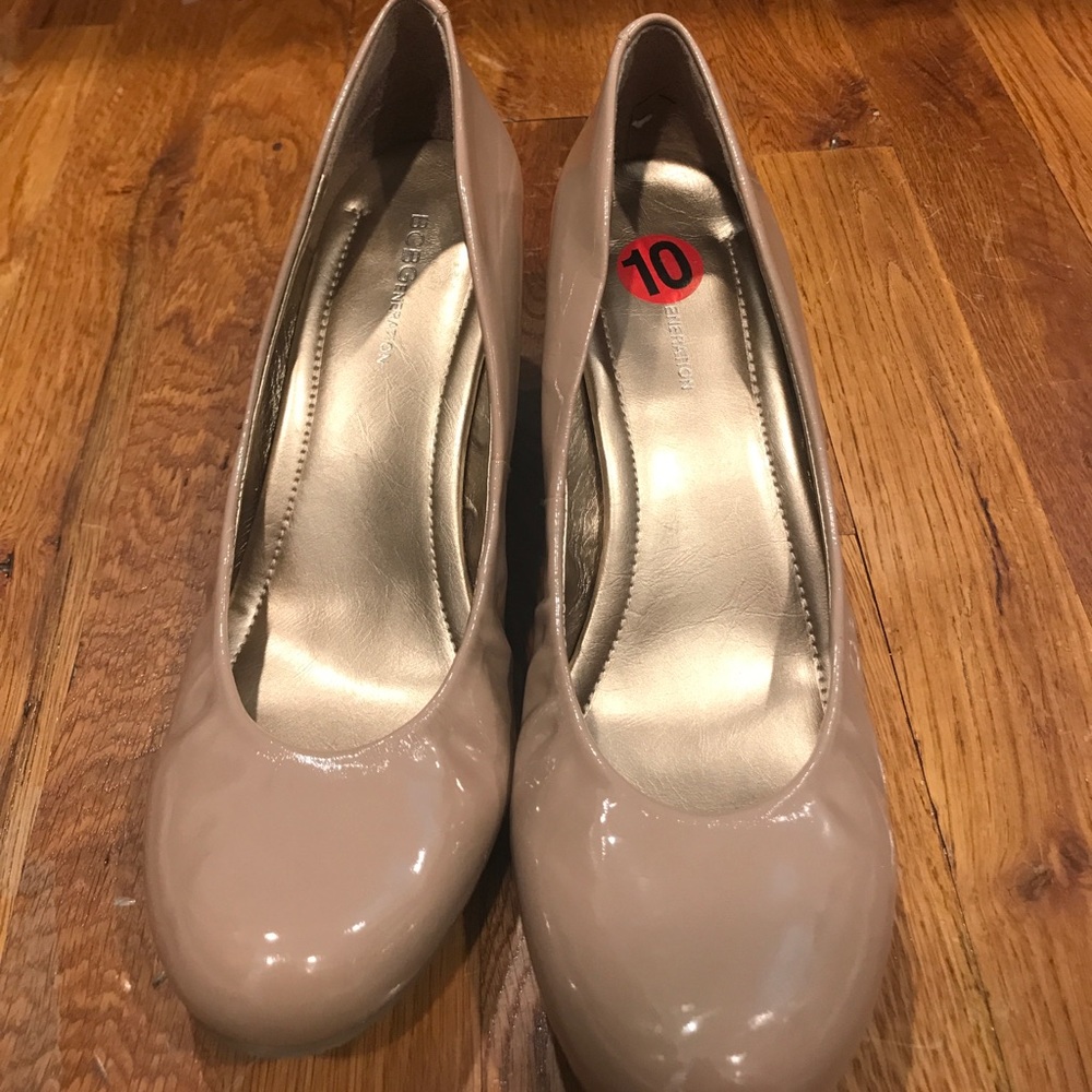 BCBG wedged tan heel shoe