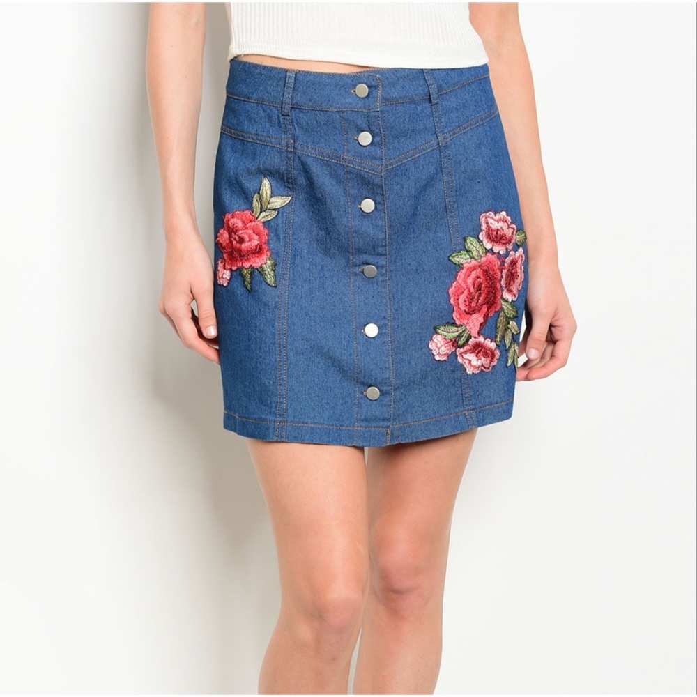 Denim skirt with rose patch detail - Picture 3 of 4