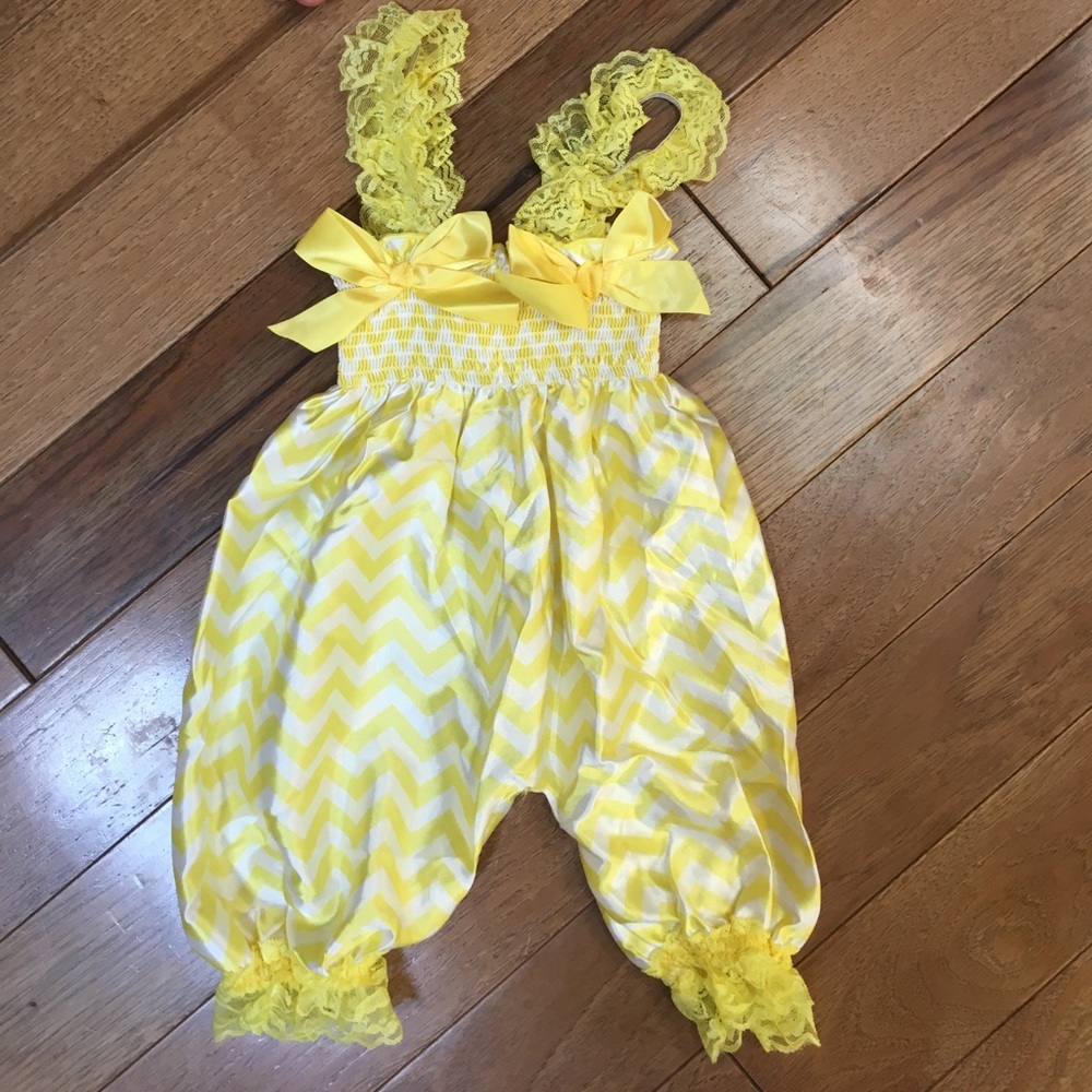 White and yellow chevron outfit