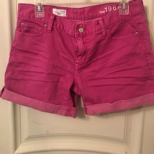 Sexy boyfriend GAP shorts in dark pinky/purple.