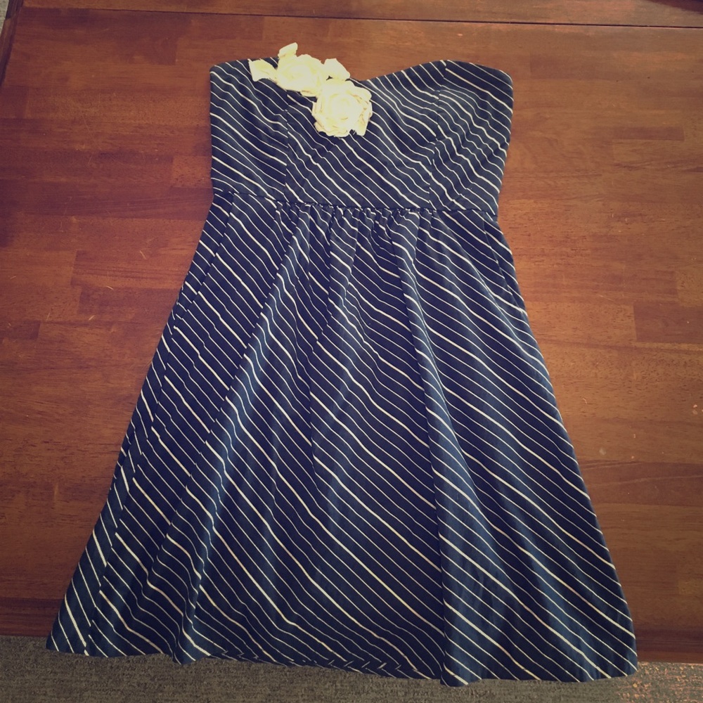 Strapless dress with cream flower detail