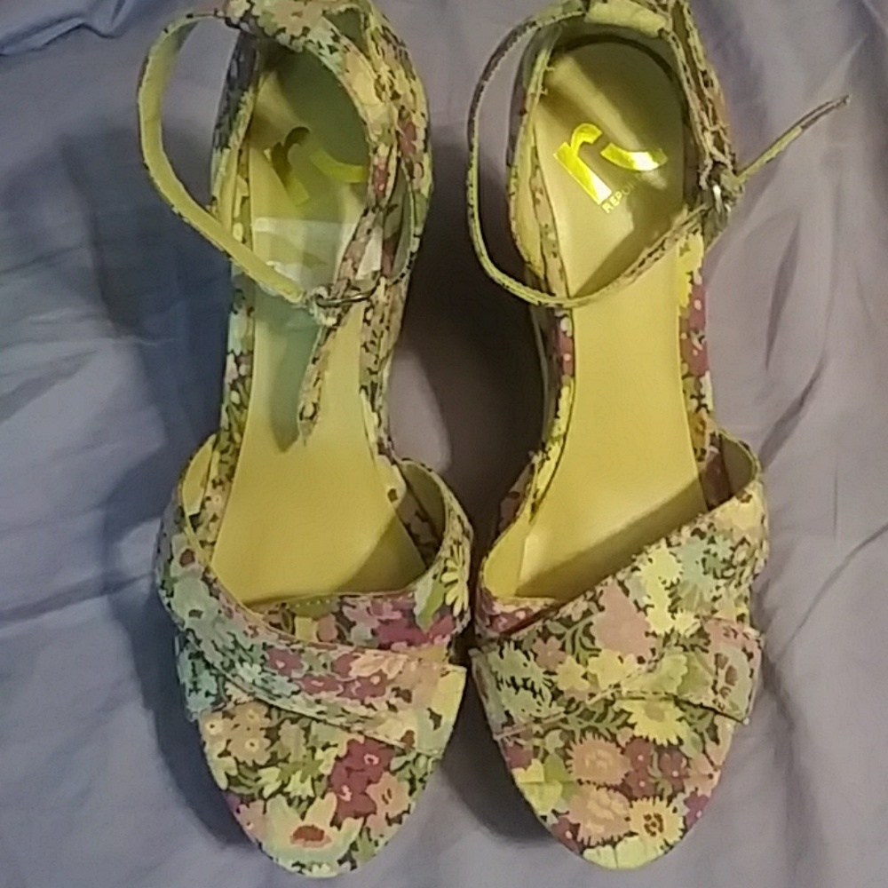 GORGEOUS FLORAL "REPORT" WEDGES SIZE 7