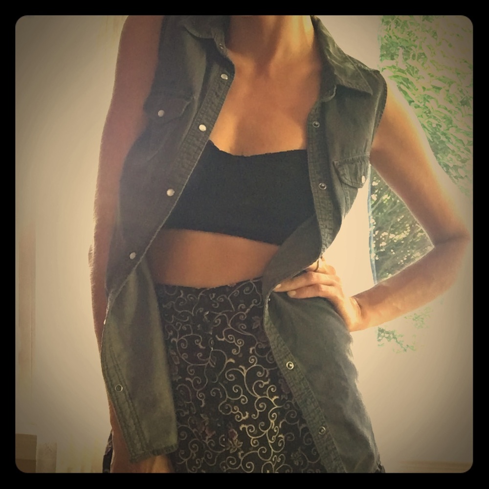 Snappy Collared Sleeveless Vest Shirt