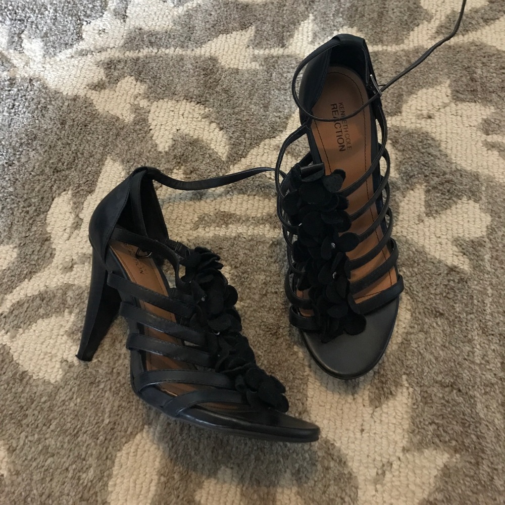 Black flower Kenneth Cole heels