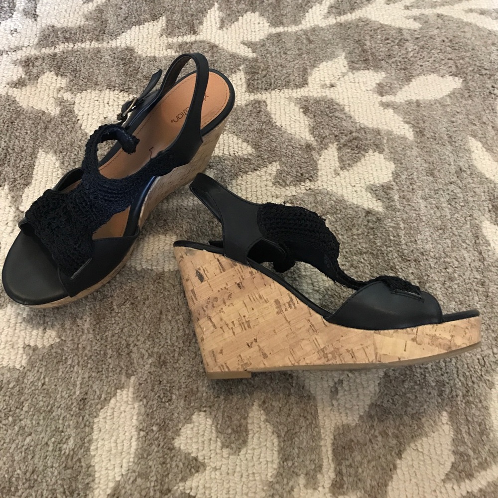 Woven black xhilaration wedges