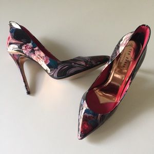 Beautiful Ted Baker Pointed leather court pumps
