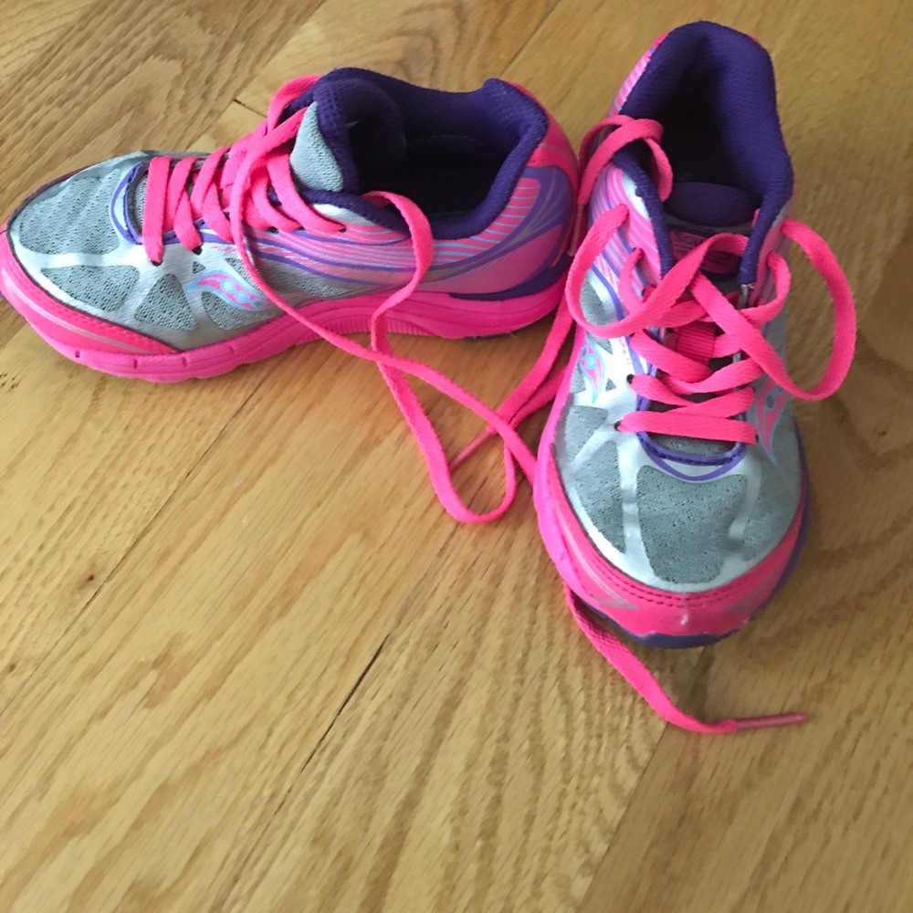 Girls size  10.5 saucony sneakers EUC