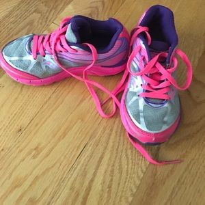 Girls size  10.5 saucony sneakers EUC