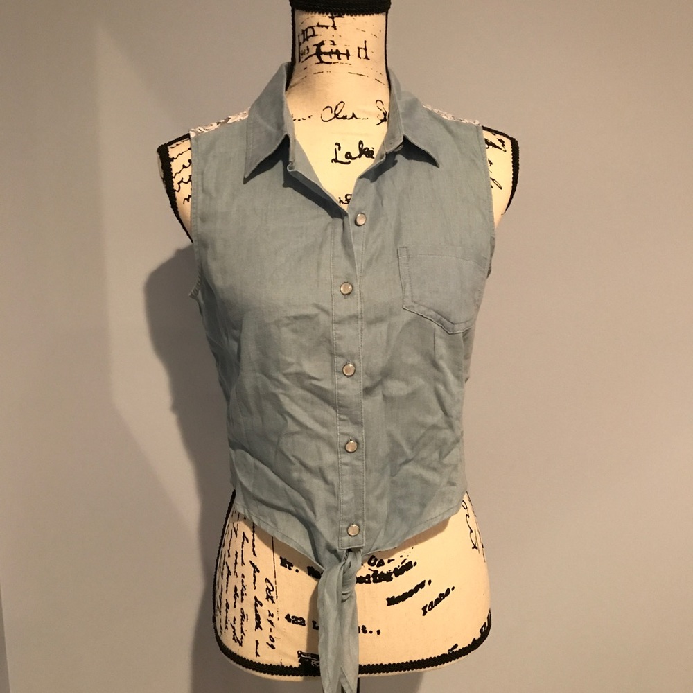 🌈Cute Summer top with tie front🌈