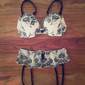 Victoria's Secret Bra and Garter Set. 32B.